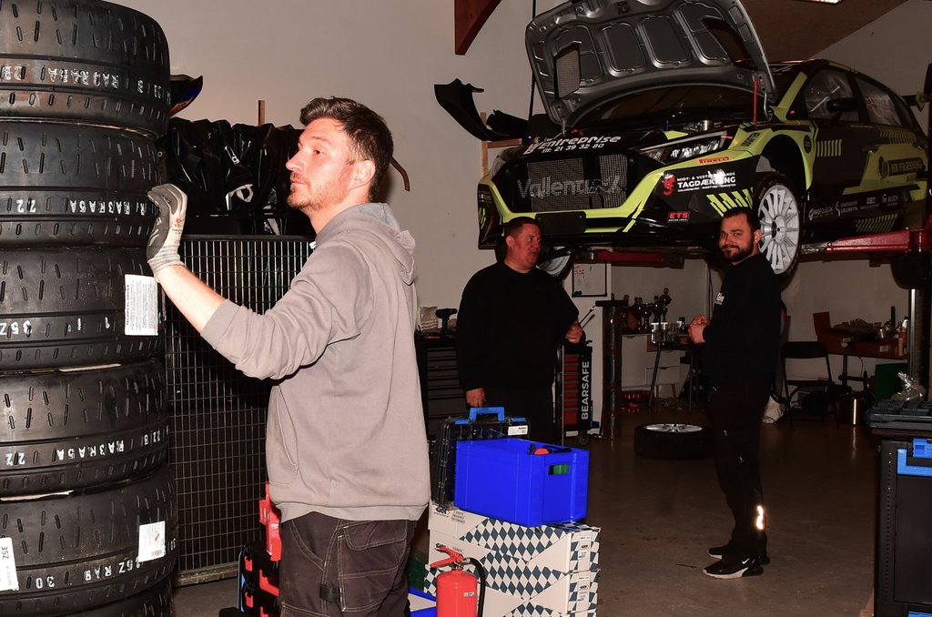 Efter sprintløbet i Roskilde blev der taget fat på at få de sidste detaljer på plads til rallytesten i det tyske rally, der har 11 hastighedsprøver og blandt disse to gange på en 25 kilometer lang monsterprøve på Eickhofer Heide i Libenau. Her er Simon Vallentin, Mikkel Nielsen og Bo Andersen i gang med de sidste detaljer.
(Foto: Morten Dam)